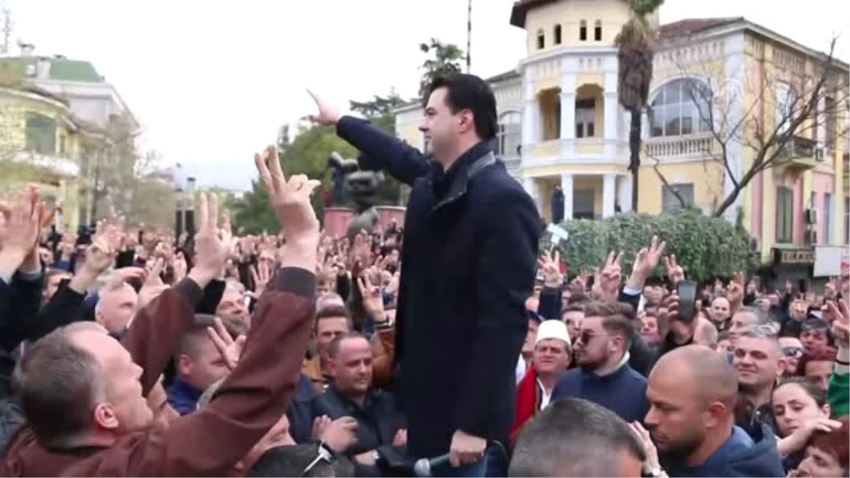 Arnavutluk\'ta Hükümet Karşıtı Protestoda Gerginlik