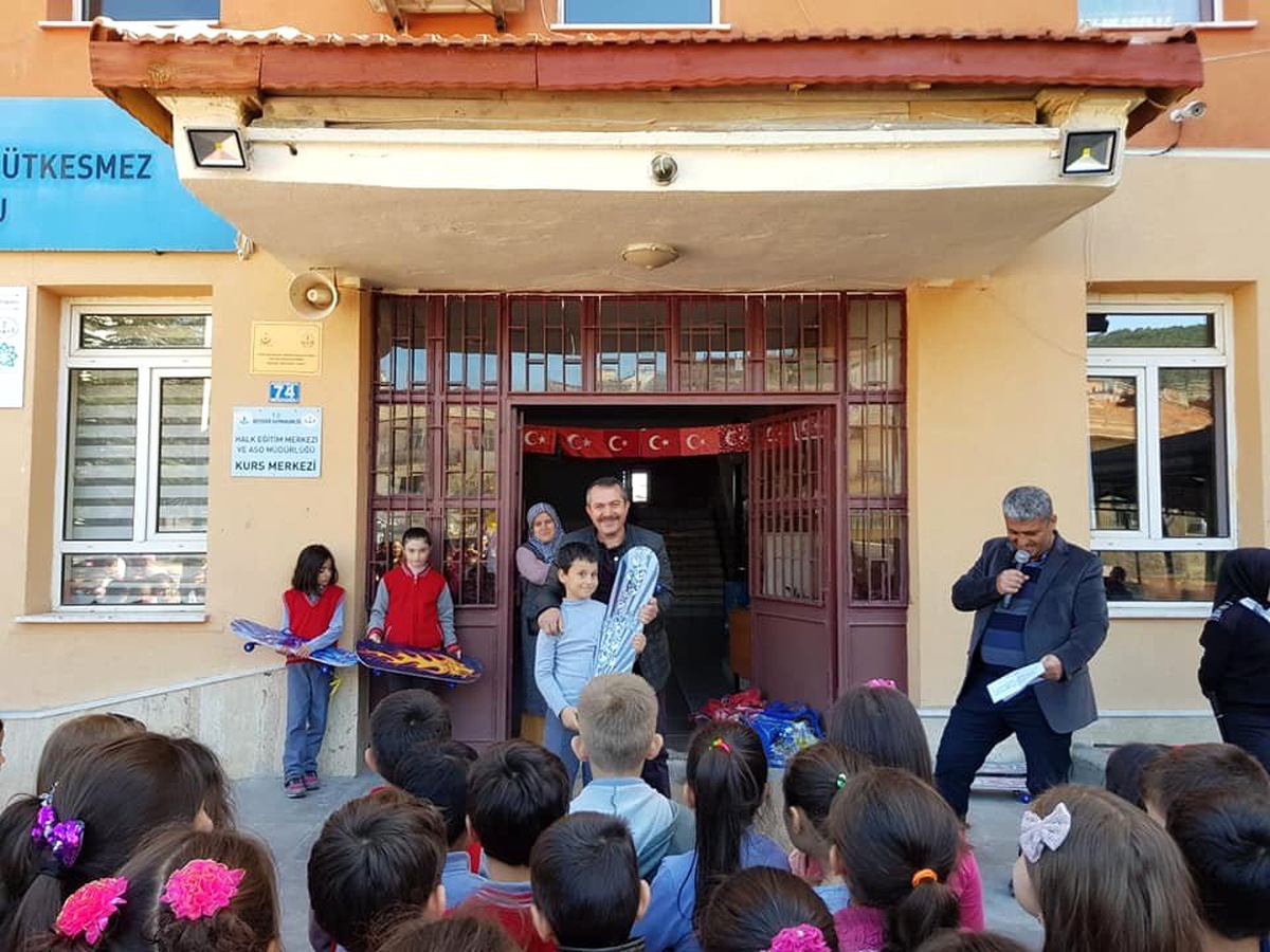 Beyşehir\'de En Fazla Pet Şişeyi Toplayan Öğrenciler Ödüllendirildi