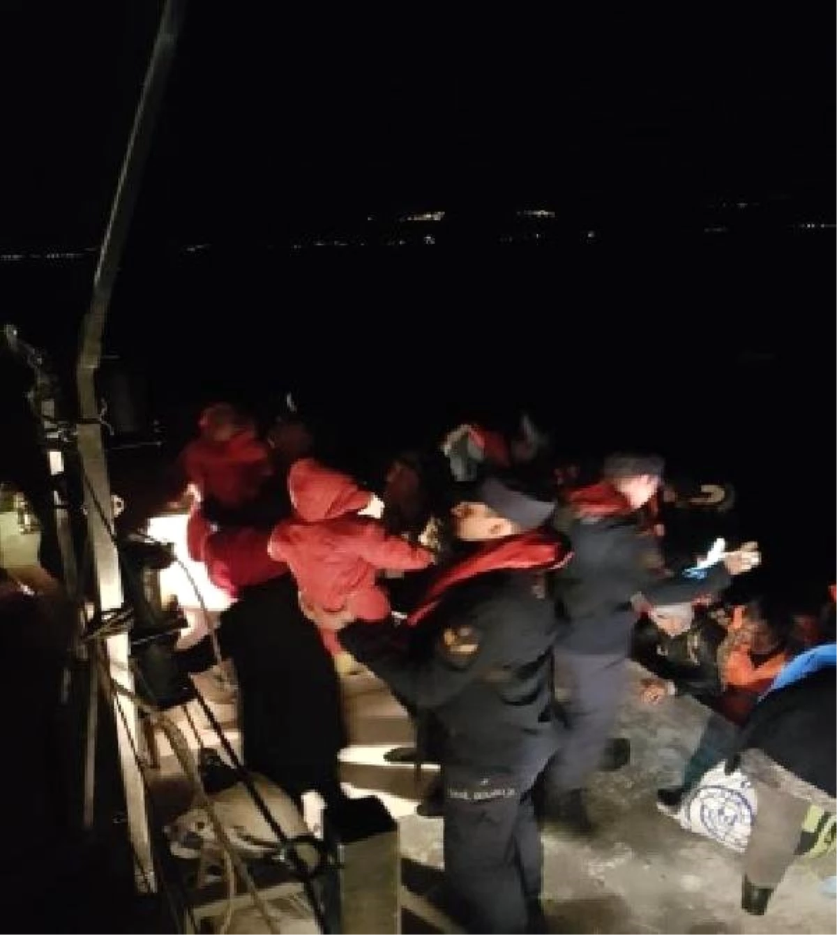 Çanakkale\'de Lastik Botta 62 Kaçak Göçmen Yakalandı