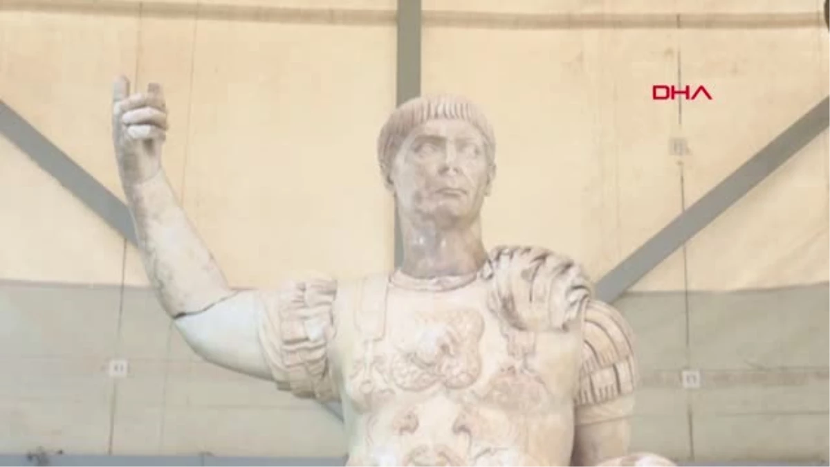 Denizli Laodikya\'da İmparator Traian\'ın Zırhlı Heykeli Bulundu