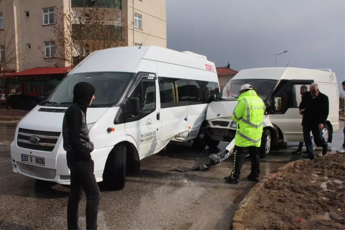 Elazığ\'da Öğrenci Servisi ile Minibüs Çarpıştı: 4 Yaralı