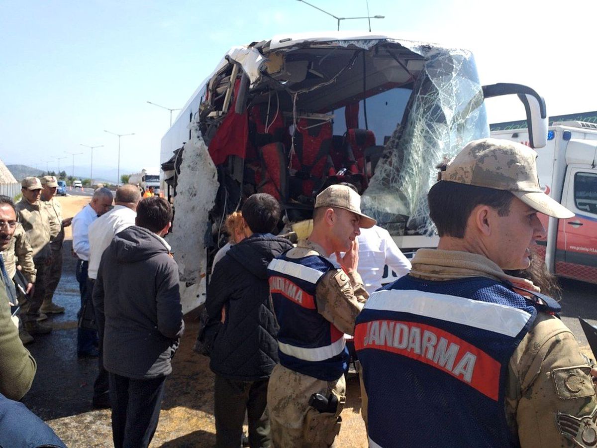 Gaziantep\'te Yolcu Otobüsü Buğday Yüklü Tıra Çarptı: 20 Yaralı