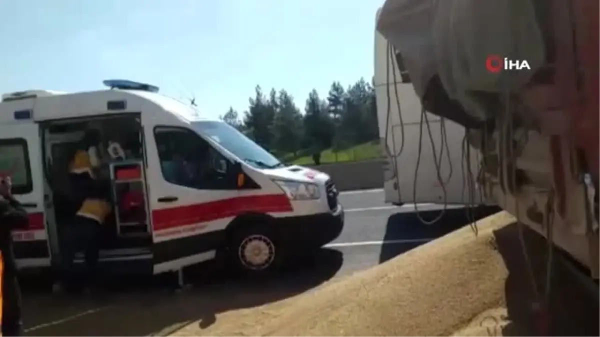 Gaziantep\'te Yolcu Otobüsü Buğday Yüklü Tıra Çarptı: 20 Yaralı