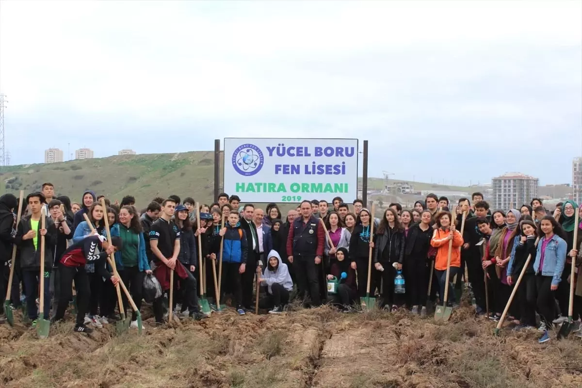 Gebze\'de Lise Öğrencileri 250 Fidanı Toprakla Buluşturdu