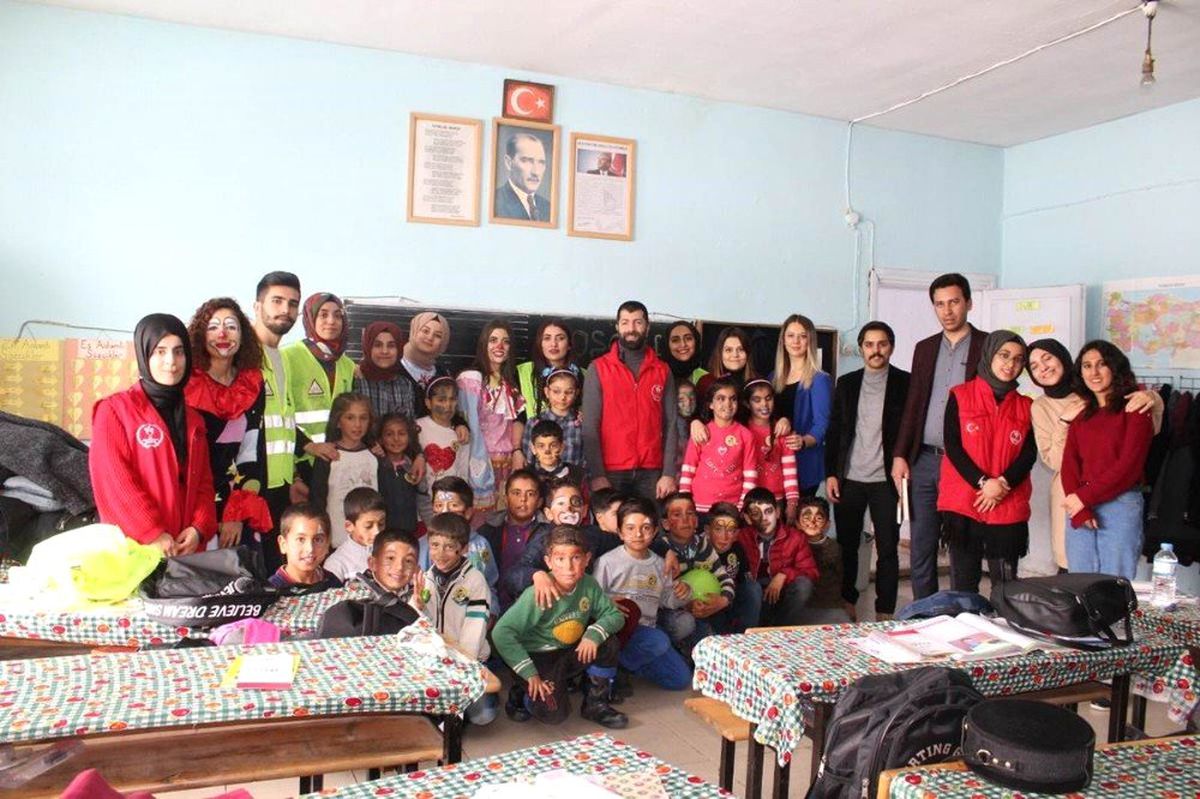 Hamur\'da Öğrencilere "Kuaförlük ve Berberlik Hizmeti" Verildi