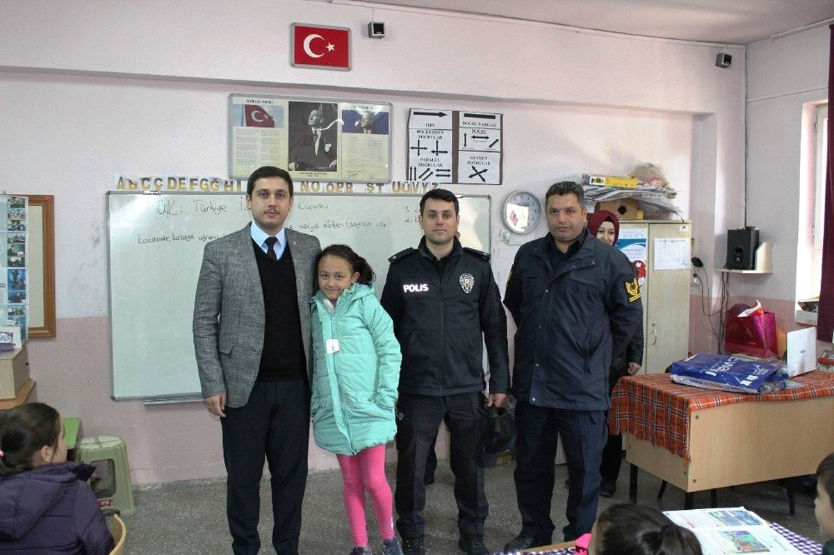 Hisarcık\'ta Bin 550 Öğrenciye Giyim Yardımı