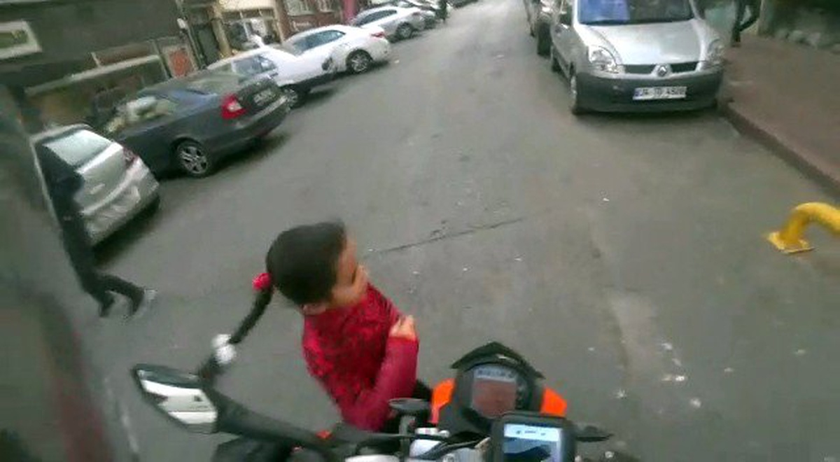 İstanbul\'da Küçük Kız Motosikletin Altında Kalmaktan Kıl Payı Kurtuldu