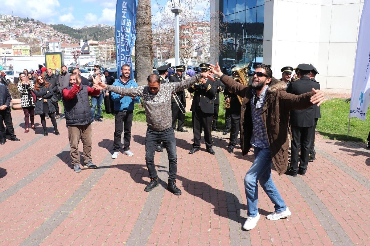 Kocaeli\'de Maaşları Artan Belediye İşçileri "Para Bizde" Şarkısıyla Oynadı