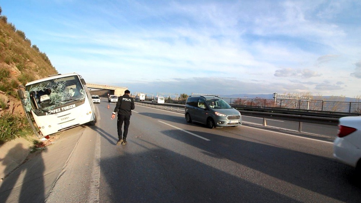 Kontrolden Çıkan Midibüs, Yol Kenarındaki Kayalık Alana Yan Yattı: 1 Yaralı
