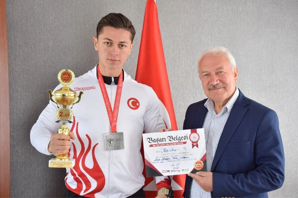 Lapsekili Vücut Geliştirme Şampiyonu Şener\'e Belediye Başkanı Yılmaz\'dan Destek