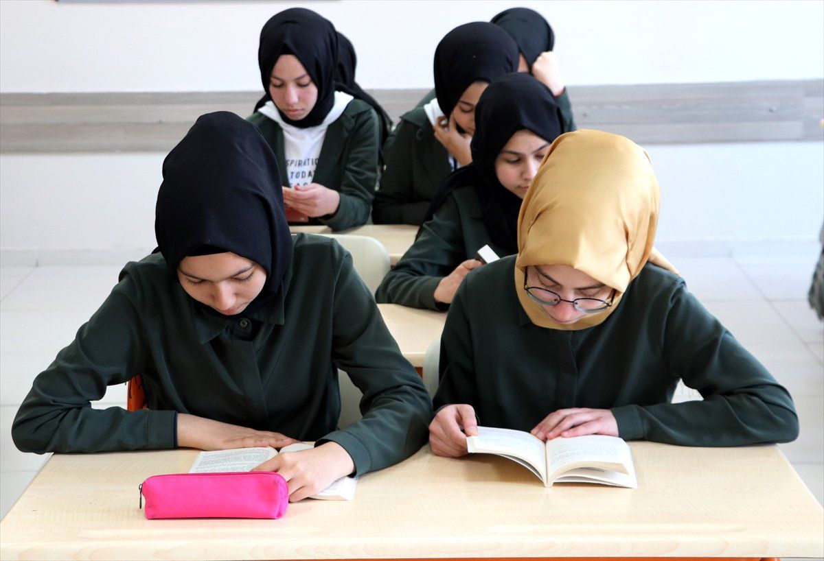 Öğretmenlerden Kitap Okuma Farkındalığı İçin "Sessiz" Klip