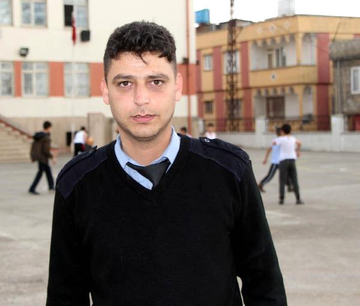 Okulda Fenalaşan Öğrenciyi Güvenlik Görevlisi Kurtardı