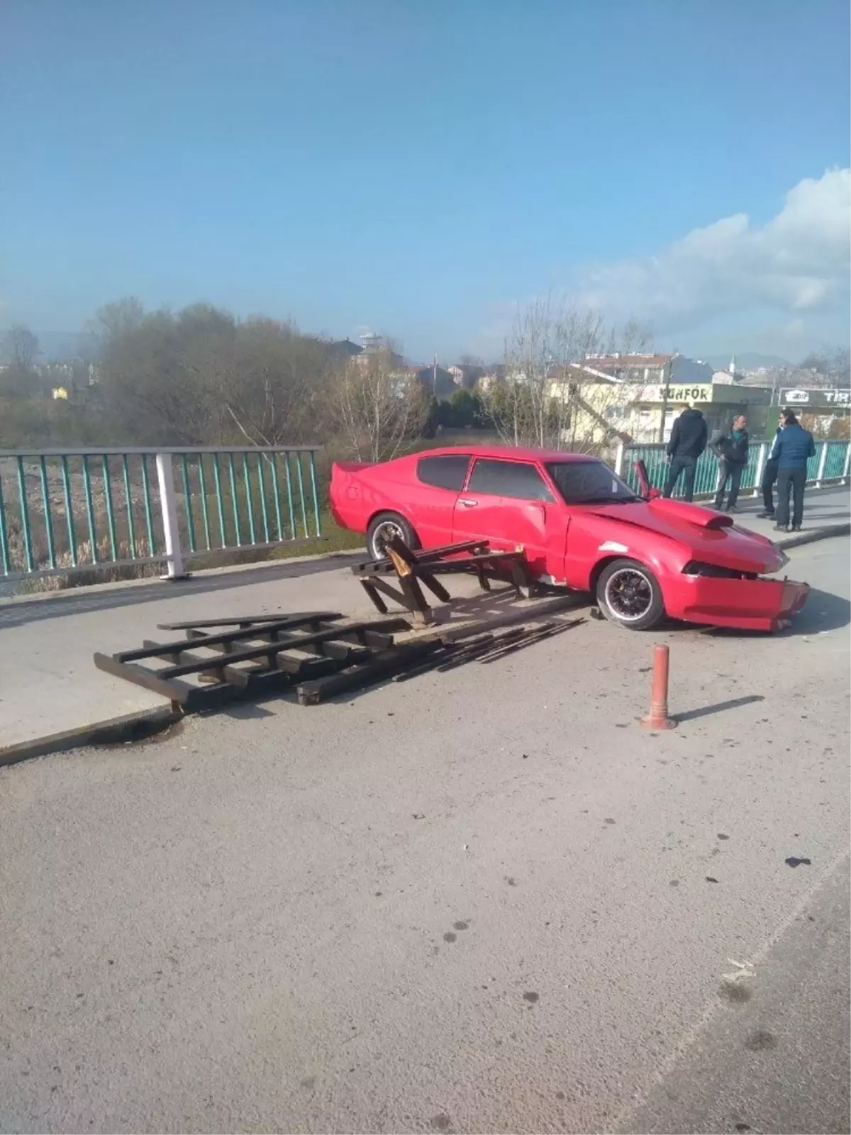 Otomobilin Filyos Çayı\'na Uçmasını Bariyer Engelledi