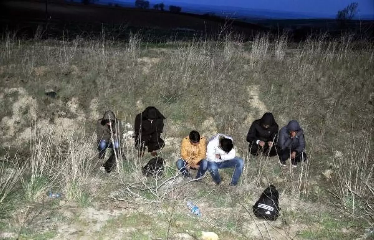 Polisten Kaçan İnsan Taciri, Kaçak Göçmenleri Yol Kenarına Bıraktı