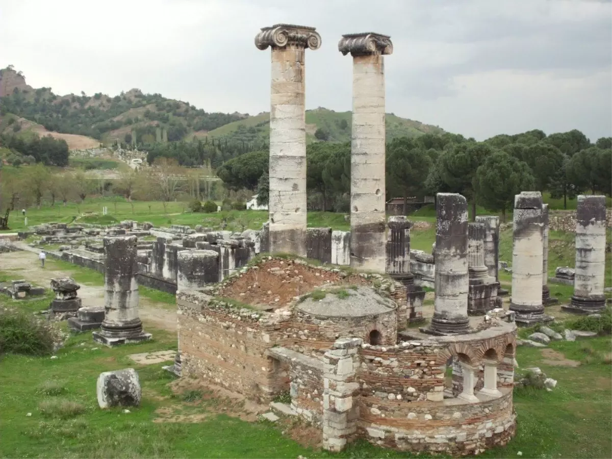 Sardes Antik Kentindeki Kaçak Kazıya Suçüstü