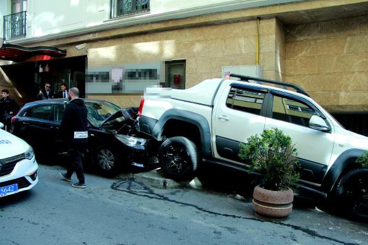 Şişli\'de Otomobille Minibüsün Çarpıştığı Kaza Kamerada