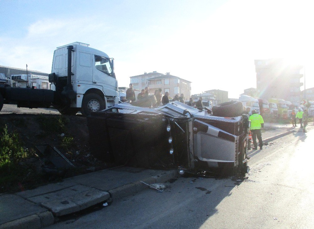 Tem Otoyolunda Bir Otomobil Lüks Cipe Çarptı: 2 Yaralı