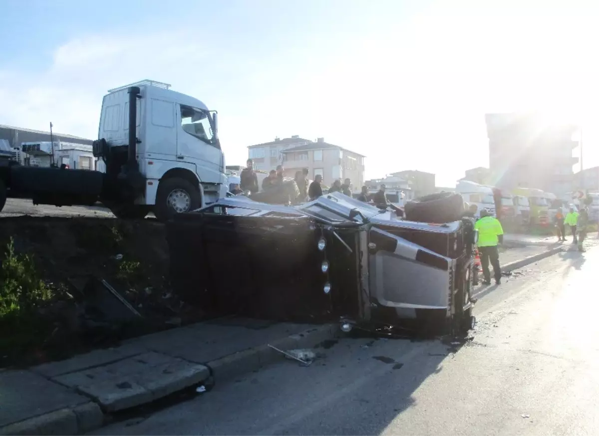 Tem Otoyolunda Otomobil Lüks Cipe Çarptı: 2 Yaralı