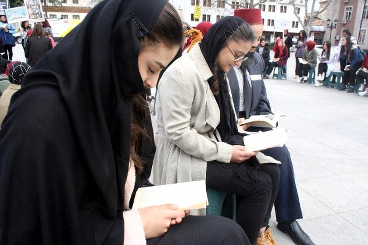 Tokat\'ta Öğrenciler Farkındalık İçin Meydanda Kitap Okudu