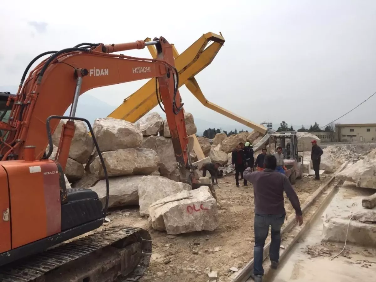 Tonlarca Ağırlıktaki Vincin Altında Kaldı