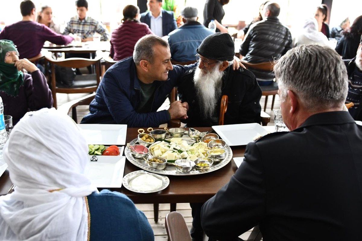 Vali Sonel, Yaşlı ve Engelli Çocuklarla Bir Araya Geldi