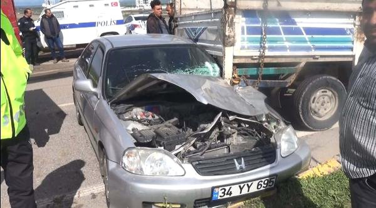 Zincirleme Kazada Kamyonet Altında Kalan Otomobilin Sürücüsü Ölümden Döndü