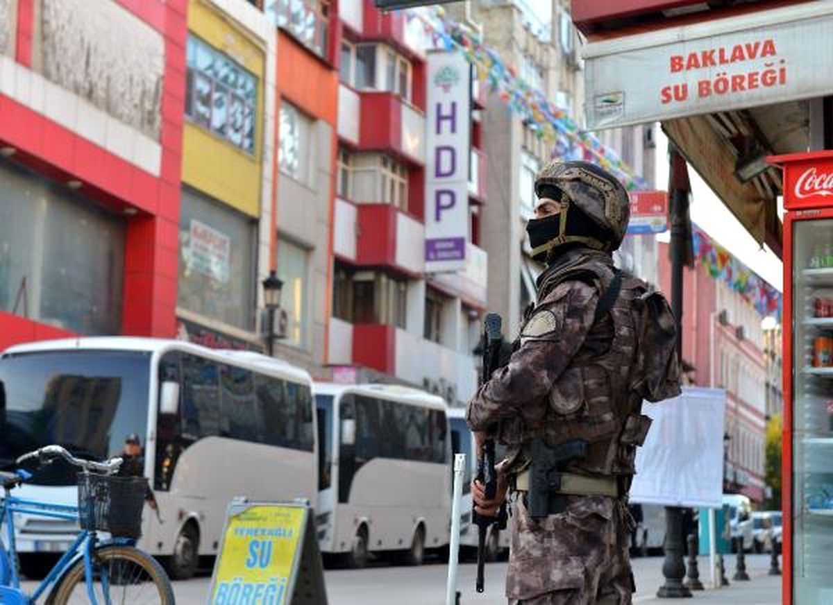 Adana\'da Gözaltına Alınan 1\'i Kadın 12 Hdp\'li Adliyeye Sevk Edildi