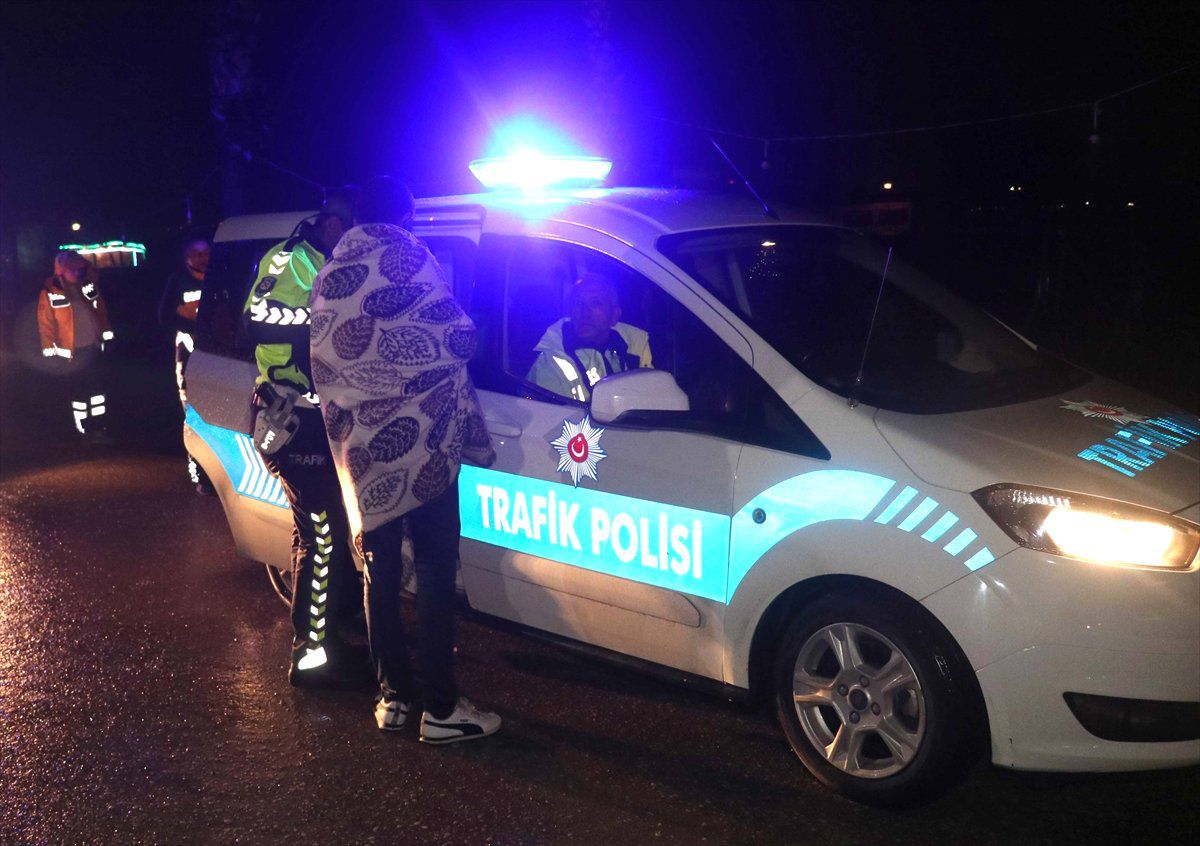 Adana\'da Hafif Ticari Araç Baraj Gölüne Düştü