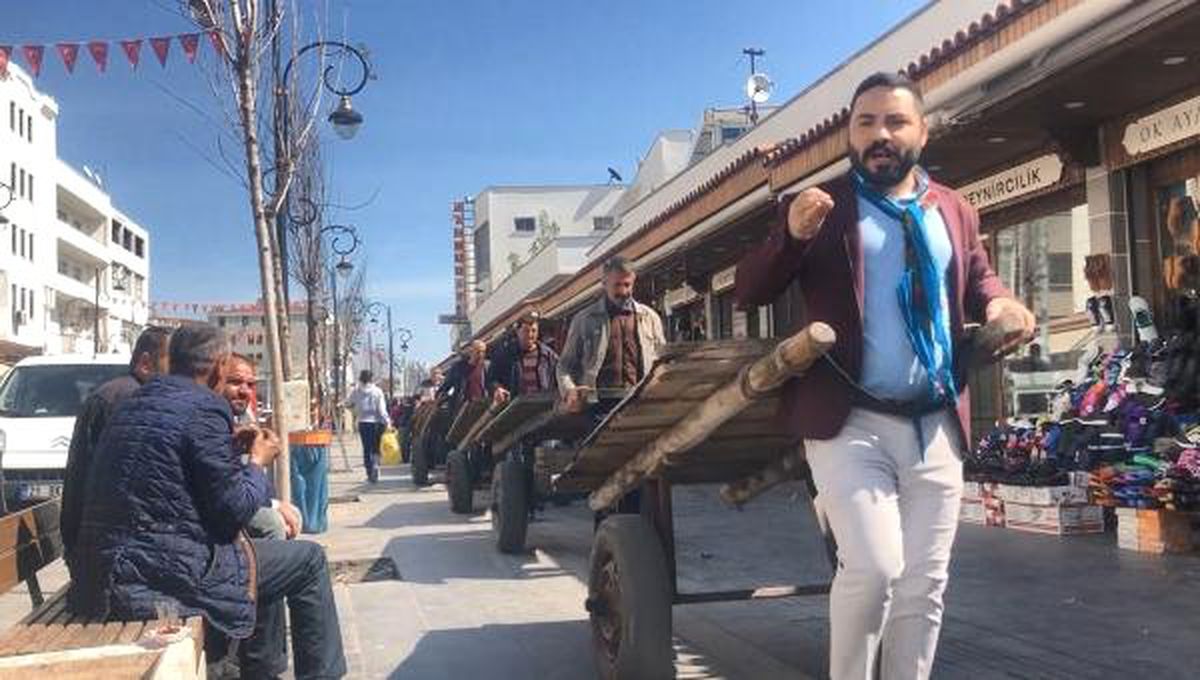 Bağımsız Aday, Hayvan Haklarına Dikkat Çekmek İçin Çekçek ile Dolaştı