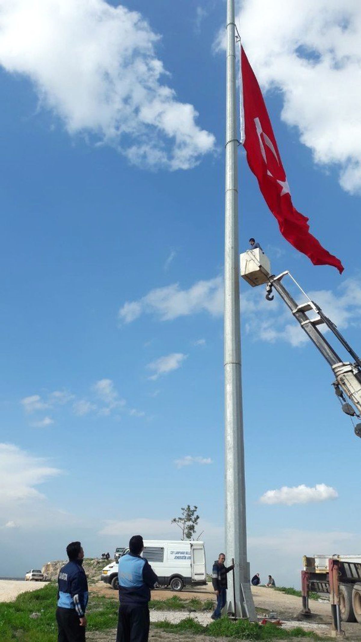 Bayrak Tepe\'deki Dev Bayrakla İlgili Açıklama Yapıldı