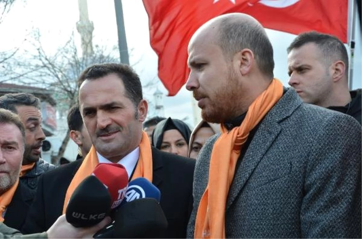 Bilal Erdoğan ve Haydar Ali Yıldız Beyoğlu\'nda Bayrak Yürüyüşüne Katıldı