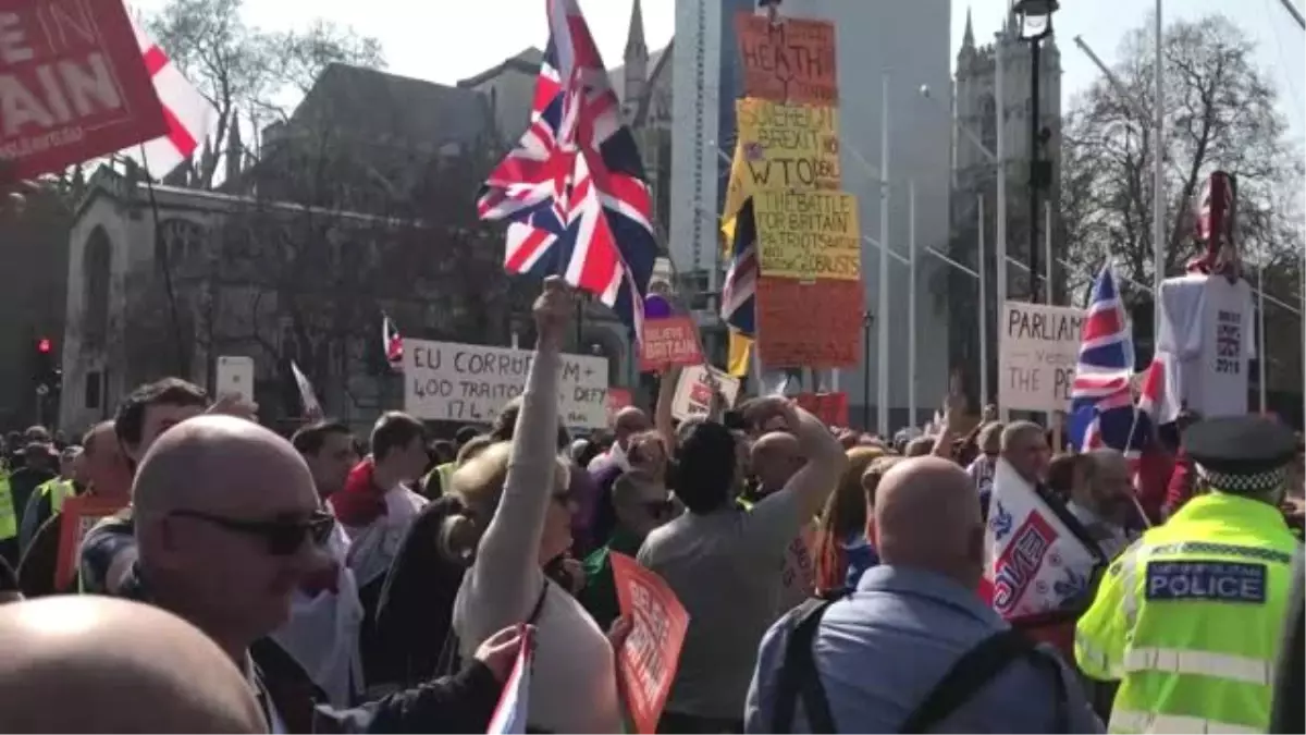 Brexit Yanlıları Oylama Sonrası Gösteriye Hazırlanıyor