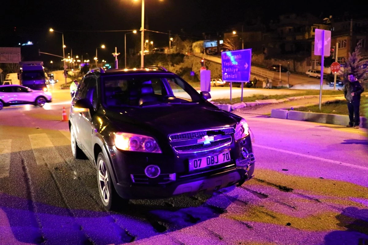 Burdur\'da Otomobil ile Motosiklet Çarpıştı: 1 Yaralı