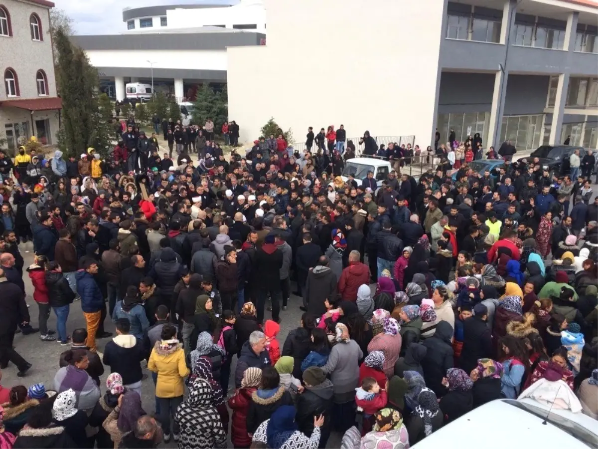 Canice Öldürülen Minik Zeynep\'in Cenazesinde Adım Atacak Yer Kalmadı