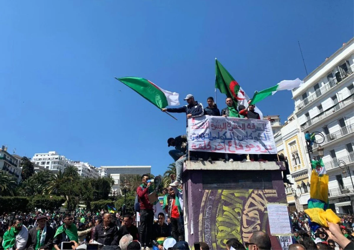 Cezayir\'de Halk Sokaklarda
