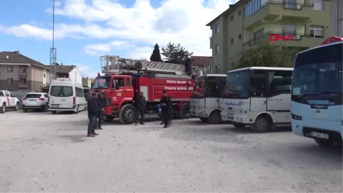 Düzce Babasının Eve Kilitlediği Genç Kız İtfaiye Merdiveni ile Balkondan Alındı