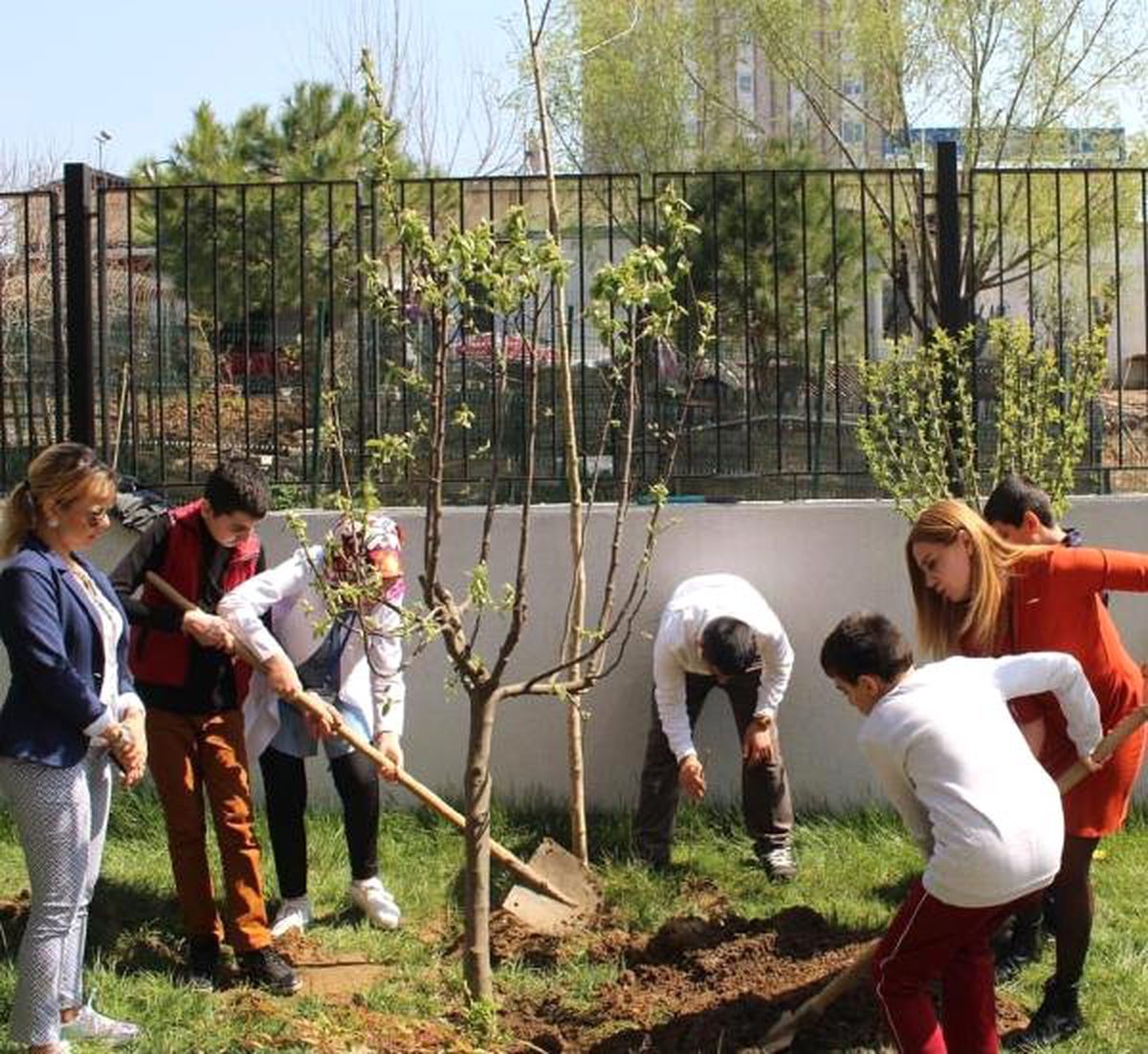 Engelli Çocuklardan Ağaç Dikme Etkinliği