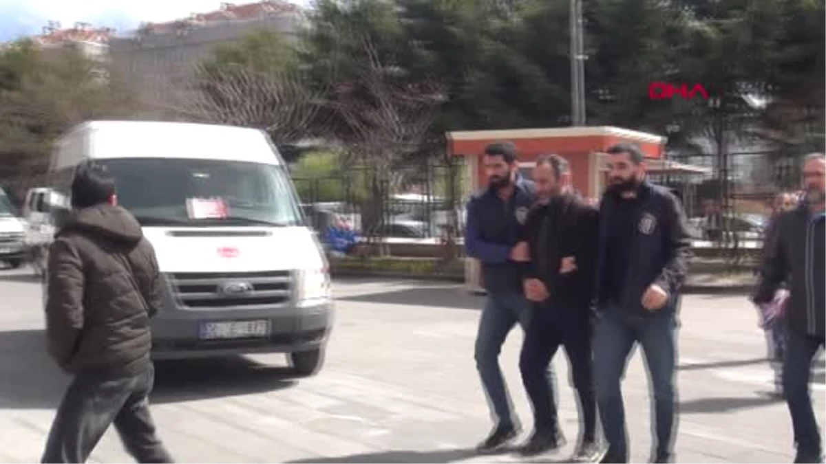 İstanbul- Atatürk Havalimanı\'nda Başörtülülere Hakaret Eden Şüpheli Tutuklandı