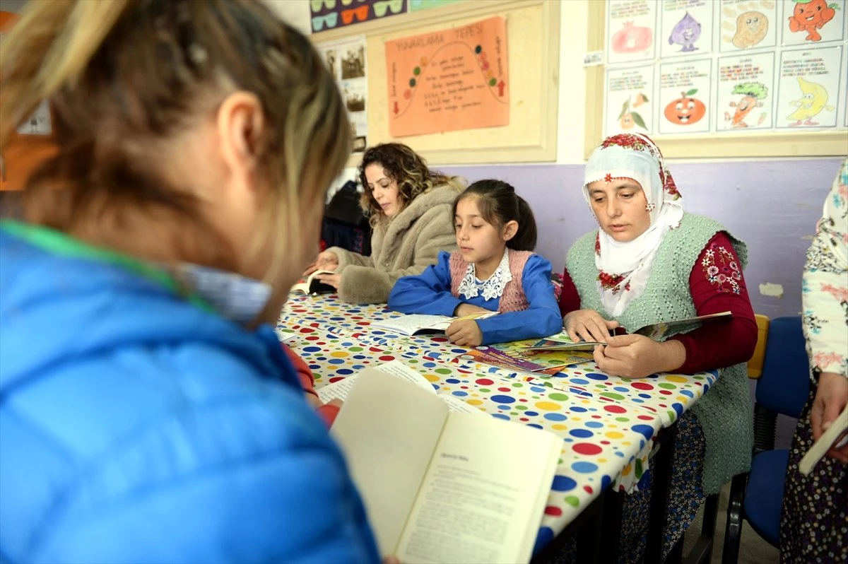 Köylüler Sınıfta Çocuklarıyla Kitap Okuyor