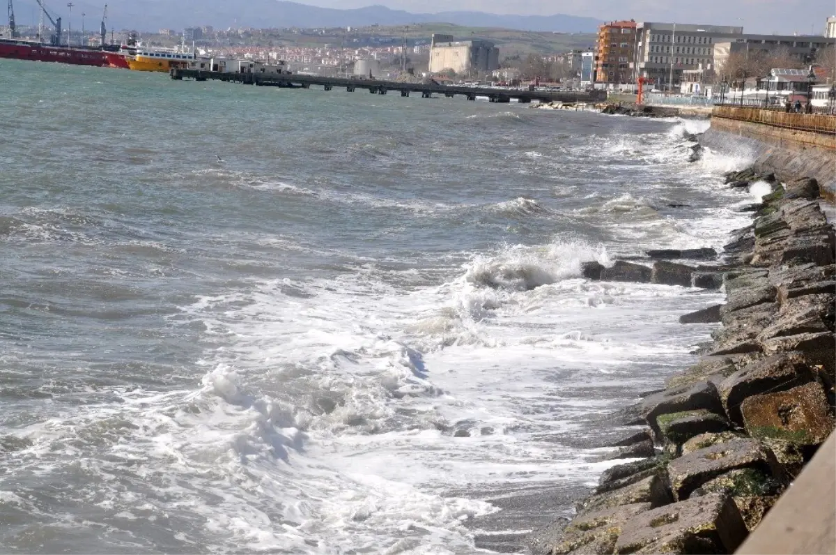 Marmara\'da Deniz Ulaşımına Poyraz Engeli