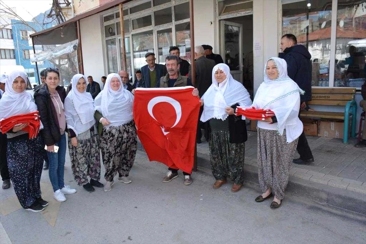 Mihalgazi Esnafına Türk Bayrağı Dağıtıldı
