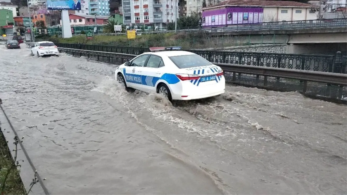 Patlayan Su Borusu Köprü Üzerini Göle Çevirdi