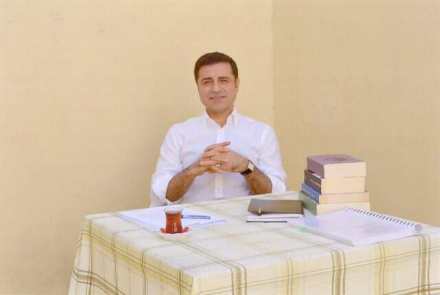 Selahattin Demirtaş, Twitter'dan Seçmene Çağrı Yaptı: Günlük Siyasi Tartışmaları Sandığa Götürmeyin
