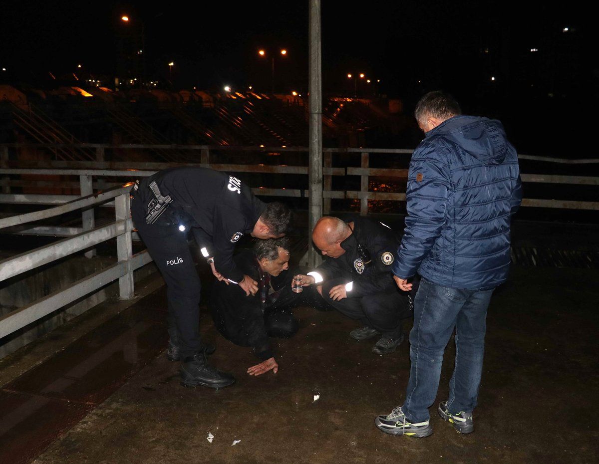 Seyhan Nehri\'ne Düşen Kişi Merdivenle Kurtarıldı