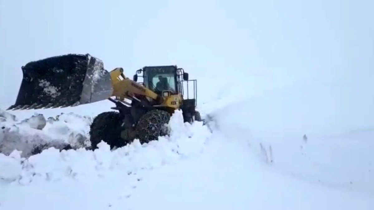 Siirt\'te Kardan Kapanan Yollar Ulaşıma Açıldı