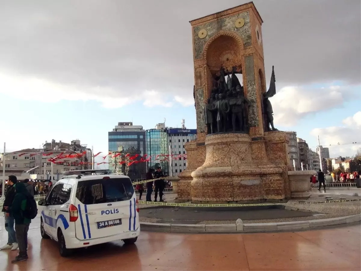 Taksim Anıtı\'ndan Düşen Mermer Parça Koreli Turisti Yaraladı