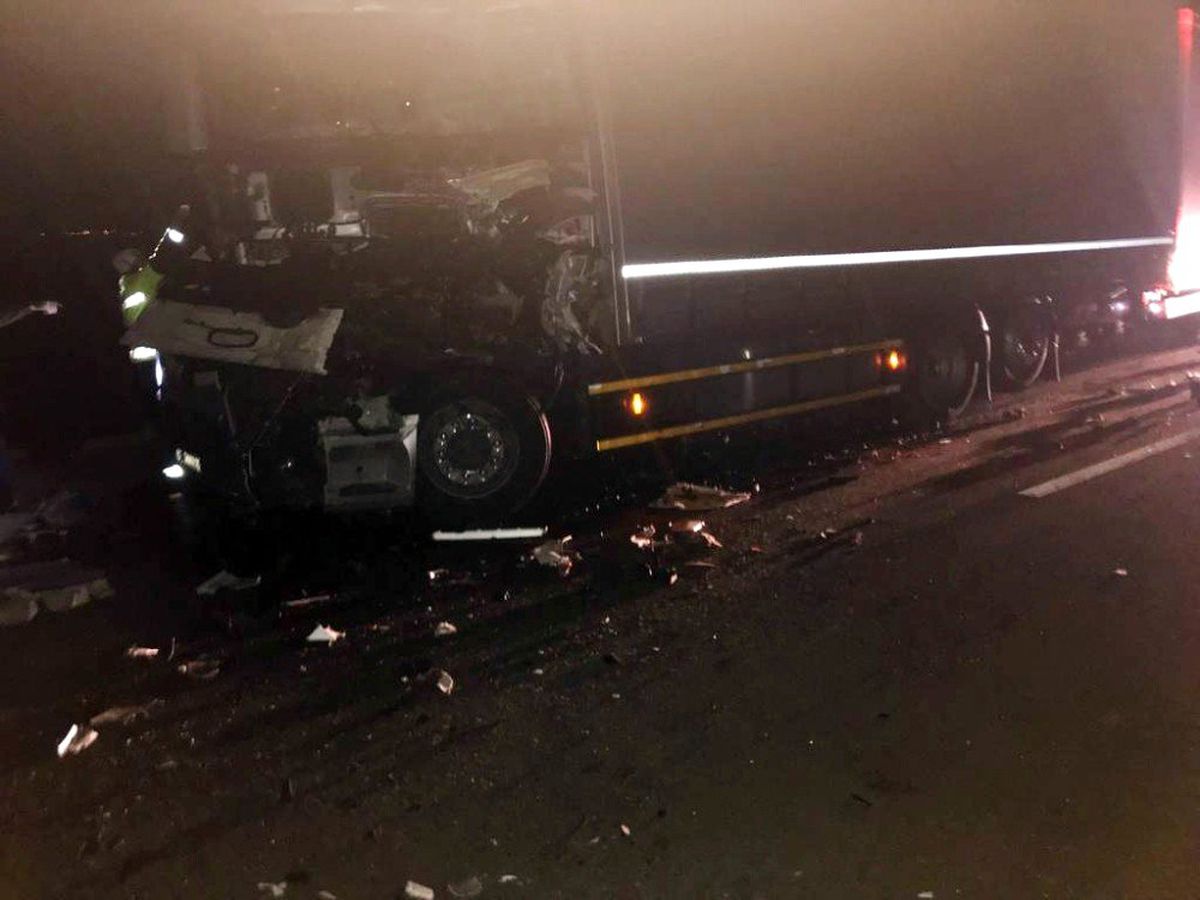 Tekirdağ\'da Tır, Odun Yüklü Kamyona Arkadan Çarptı