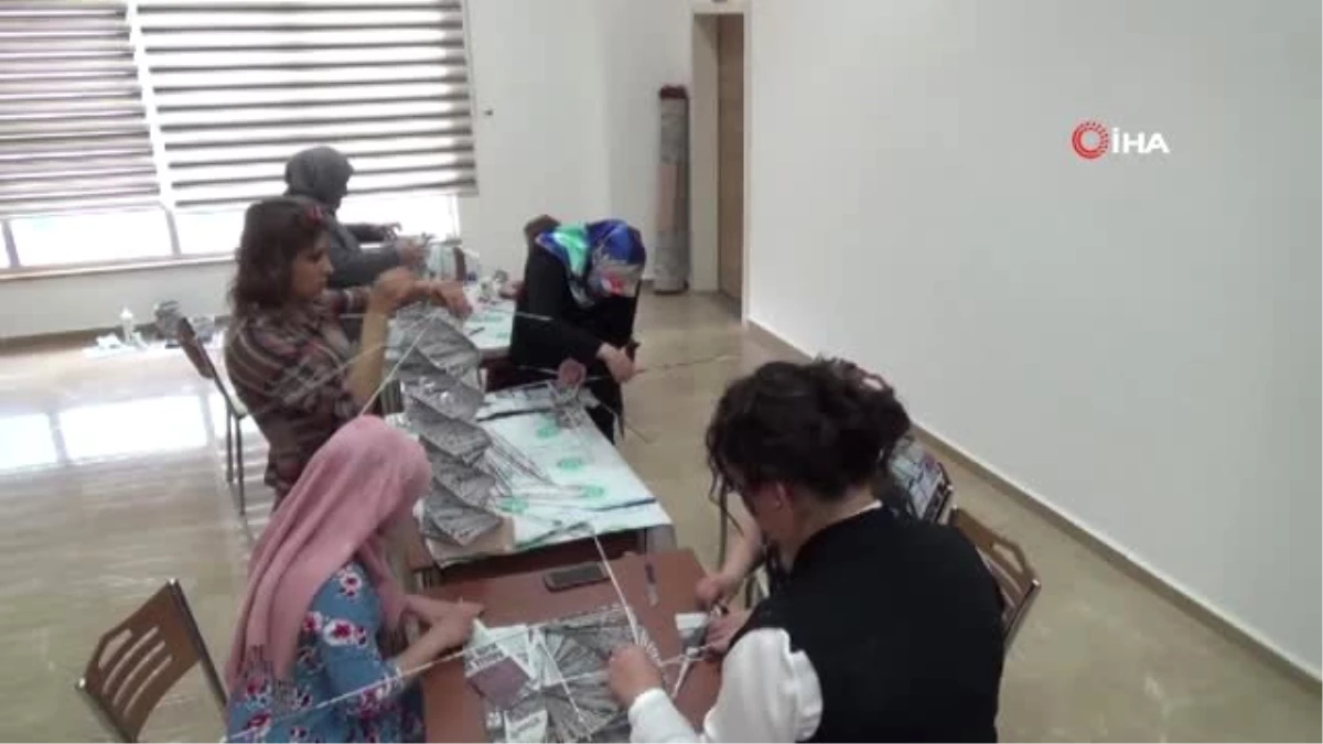 Türkiye\'de Bir İlk...bilecikli Kadınlar Eski Gazeteleri Sanata Dönüştürüyor