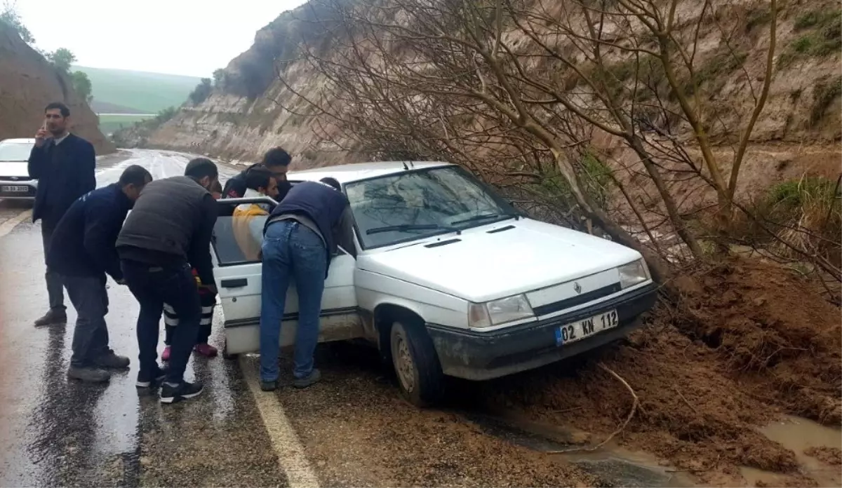 Yola Düşen Ağaç Kazaya Neden Oldu