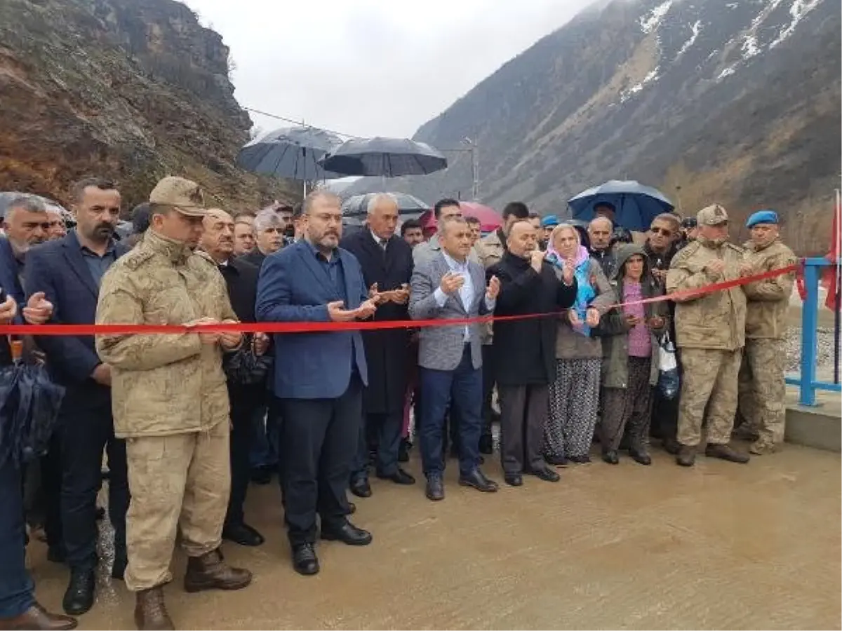 Yolu Kısaltan Köprünün Açılışını Halayla Kutladılar